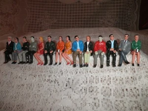Lote de asientos de figuras de personas en miniatura vintage para casa de muñecas goma dura fabricante desconocido - Imagen 1 de 11