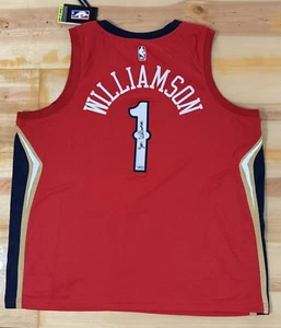 MAGLIA PELICANS ZION WILLIAMSON AUTOGRAFATA AUTOGRAFATA ROSSA JORDAN 48 FANATICI - Foto 1 di 3