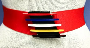 Cinturón Gancho Elástico Rojo Retro Años 80 con Hebilla Futurista Arco Iris Lucite 28"-38" - Imagen 1 de 4
