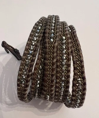 Pulsera envolvente de cuero con cadena de relleno de cristal y oro Chan Luu Swarovski  Foto 1 de 3