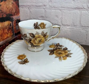 Taza de té inglesa amarilla vintage con forma de concha y taza de té con borde dorado - Imagen 1 de 7