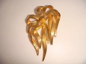 VINTAGE SIGNED BOUCHER GOLD TONE ABSTRACT FLORAL PIN BROOCH ESTATE - Picture 1 of 10