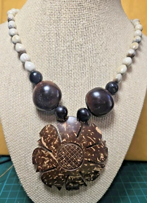 Vtg Handcrafted Coconut Shell Flower Nut & Seed Beads Beaded Necklace Statement Foto 1 de 4