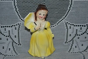 Vintage Cerámica Niña en Vestido Amarillo con Sombrilla Paraguas Estatuilla 5" / T-819 - Imagen 1 de 9