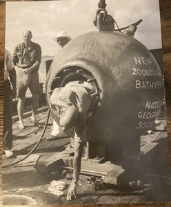 Buchausschnitt Foto Dr William Beebe New York Zoological Bathysphere 1934 - Bild 1 von 2