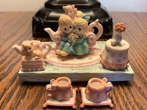 Mini juego de té vintage Enesco Precious Moments “niño/niña/sofá” 1998 - Imagen 1 de 16