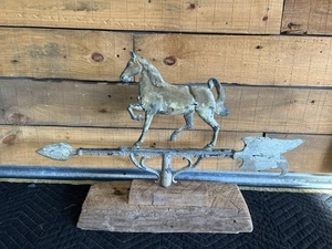 Vintage Pferd Wetterfahne mit Richtungspfeil & Custom Holzsockel - Bild 1 von 8