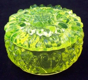 Trinket Box Powder Box Floral Uranium Glass Vaseline Glass Yellow UV Reactive - Picture 1 of 12