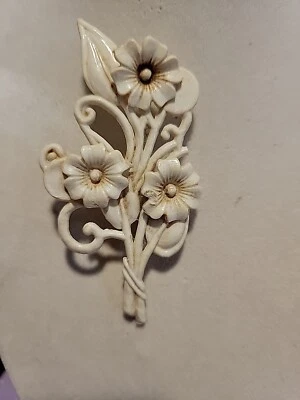 Broche floral de celuloide Foto 1 de 2