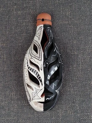 Máscara colgante de cerámica de terracota pintada a mano, diseño en blanco y negro Foto 1 de 4