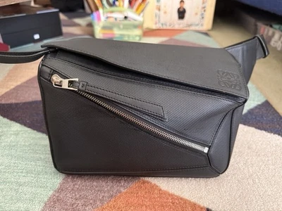 Rompecabezas pequeño Loewe Crosshatch de cuero negro diamante Foto 1 de 4