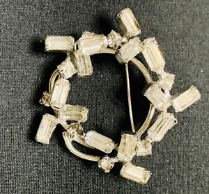VINTAGE Signed WEISS RHINESTONE WREATH BROOCH - Picture 1 of 12