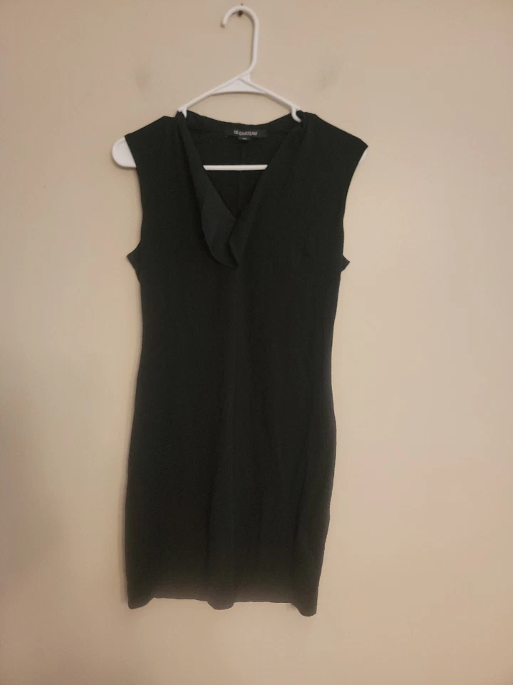 Vestido negro sin mangas Le Chateau para mujer talla pequeña Foto 1 de 4