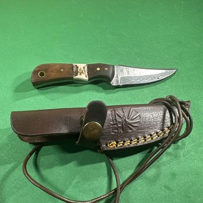 Faca Titan DAMASCUS STEEL NECK com incrustação e alças de madeira com bainha - Imagem 1 de 4