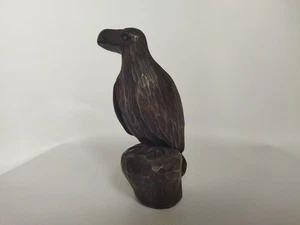 Estatua de cuervo. Estatuilla de madera de un cuervo de madera. Hecho a mano. Talla sobre madera. - Imagen 1 de 24