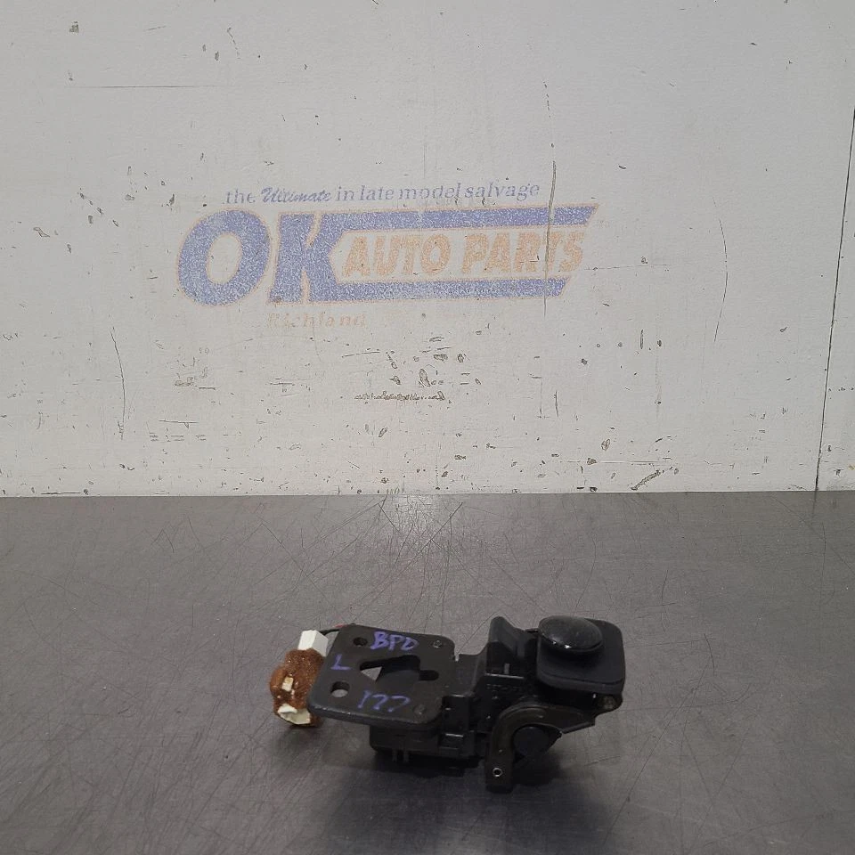 01 2001 LEXUS LX470 QUARTER WINDOW GLASS REGULATOR LEFT DRIVER 8577060020 - Image 1 of 4