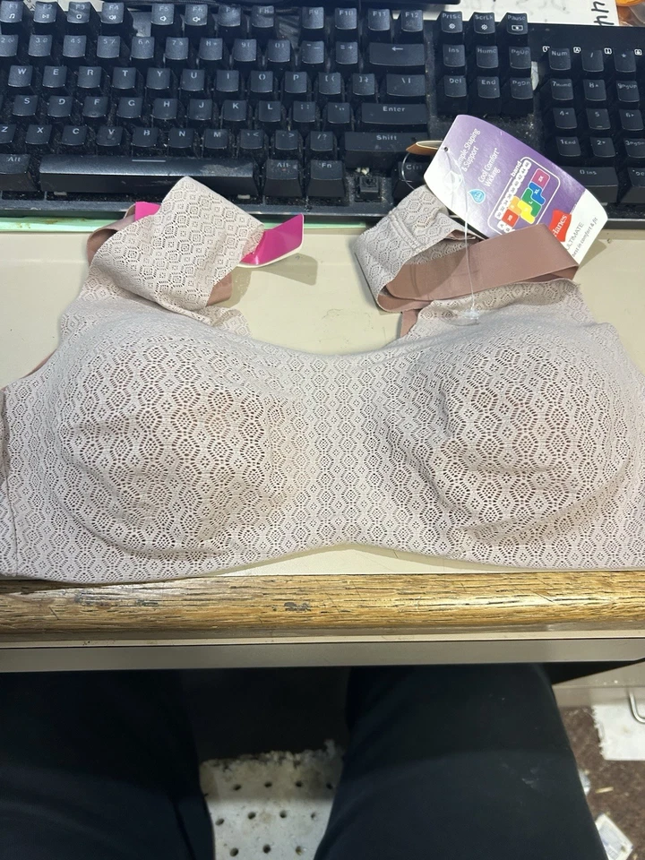 Hanes Ultimate 无线文胸,超轻全覆盖无缝全天候小号 — 第 1/1 张图片