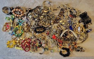 7.2 lbs Lot of Assorted Costume Jewelry - Rings Bracelets Necklaces Pendants - Photo 1/10
