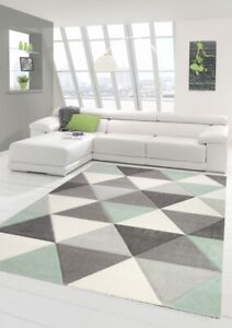 Tapis design et moderne avec motif triangle en gris crème vert