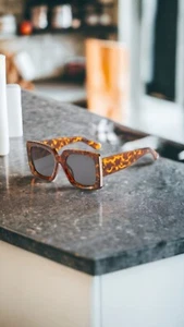 Trendy brown fumè sunglasses-Occhiali da sole marroni alla moda - Picture 1 of 2