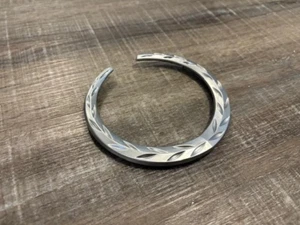 Cadillac CHROME WREATH Emblem PN#25739188 or 25765150 NEW OLD STOCK - Foto 1 di 4