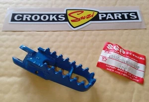 NOS 43550-01B30-19F Blue 1988 RM125 J Suzuki Right Hand Footrest with 8mm pin - Picture 1 of 12