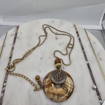 Collar Colgante Vintage Jaspe Tono Dorado Moneda Asiática Cuentas Boho Declaración 32 pulgadas Foto 1 de 4