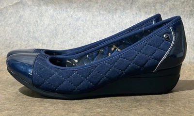 Anne Klein Sport Una 海军蓝楔形高跟鞋,尺寸 7.5,绗缝面料,专利鞋头 — 第 1/4 张图片
