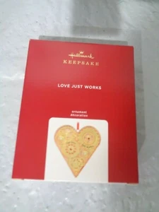 2020 - Hallmark Keepsake - Ornamento Love Just Works - Cuore - Foto 1 di 1
