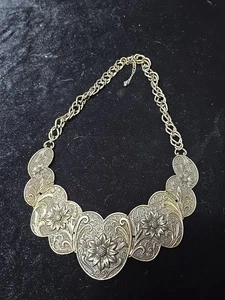  Großes Latzhalsband Metall floral goldfarben Halskette  - Bild 1 von 5