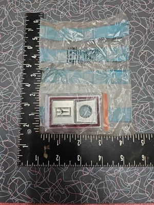 Oldsmobile Cutlass 1981-1988 bisel de bloqueo de maletero emblema cohete GM parte # 20196929 Foto 1 de 4