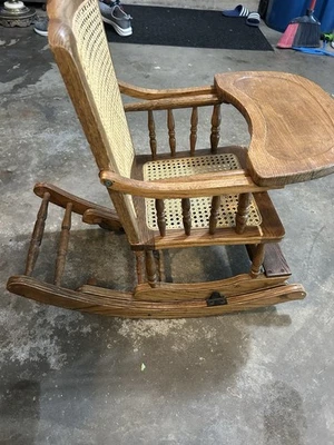 Antigua silla alta mecánica convertible de caña de roble de madera para bebé y balancín vintage Foto 1 de 4
