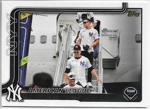 Tarjeta del equipo Topps New York Yankees 2025 #123 Golden Mirror variación de imagen SP - Imagen 1 de 2