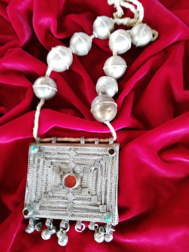 collana in argento tribù beduina Rashaida (Sudan) gemme incastonate - Immagine 1 di 1