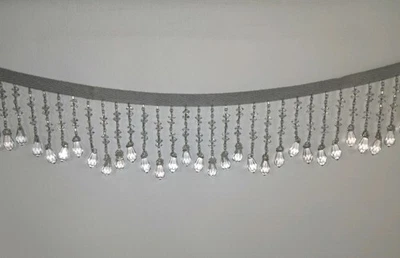 Borde de cuentas de plata de 1 7/8 yardas de 2 3/4" de largo Foto 1 de 3