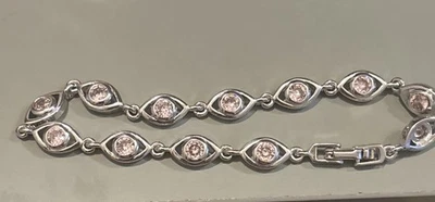 Pulsera con dije de mal de ojo rosa enchapado en oro blanco de 18k Foto 1 de 4