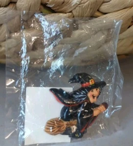 Escoba voladora vintage HALLMARK de plástico Pinback BRUJA HALLOWEEN NUEVA EN PAQUETE - Imagen 1 de 2