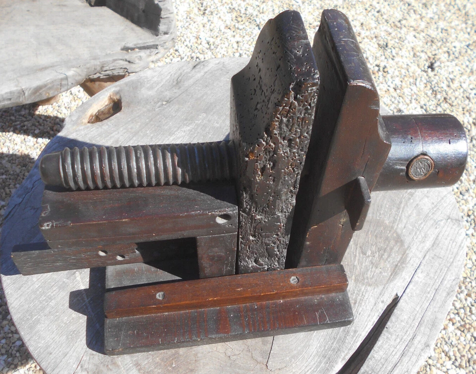 Ancien  Etau en Bois  ! - Photo 1/4