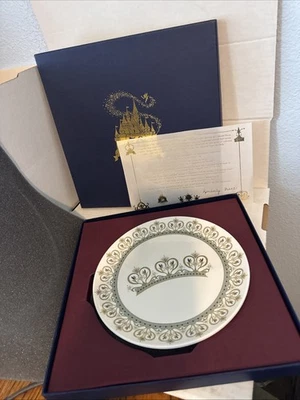 Plato de postre coleccionable Tinkerbell del 50 aniversario de Disney 5 de 6 Foto 1 de 4