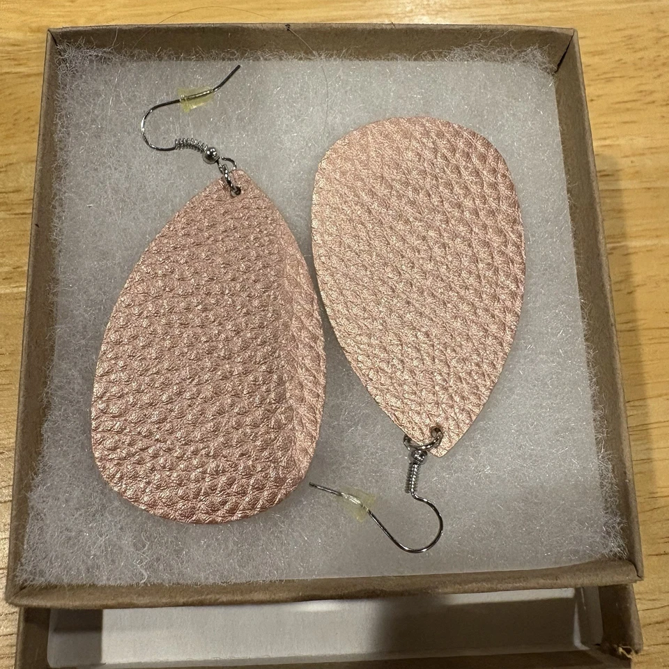 Elegantes Pendientes Lágrima Texturizados Color Oro Rosa Cuero 3” Nuevos Foto 1 de 3