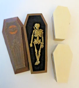 Esqueleto de resina decoración exhibición aterradora de Halloween vintage en ataúd caja de madera 2 - Imagen 1 de 16
