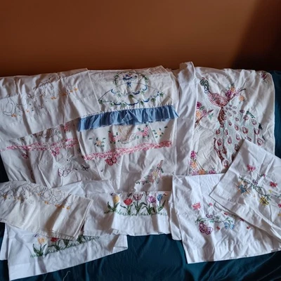 Lote 18 Fundas de Almohada Vintage Bordadas a Mano Floral Mariposa Pavo Real País MCM Foto 1 de 4