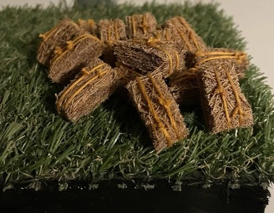 1:32 Scale Mini Square Hay Bales - Image 1 of 2