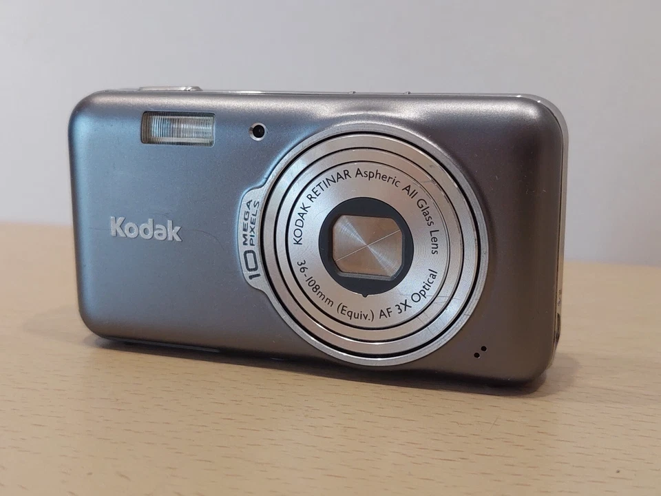 Digital Camera Kodak EasyShare V1003 10MP 3x Optical Zoom - Image 1 of 4