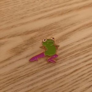 Funny Dancing Frog in Pink Heels Badge Pin Gift Jewellery AUS Free Postage - Picture 1 of 4