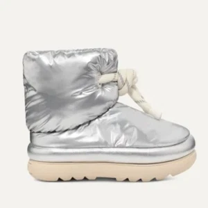 NEW! UGG CLASSIC MAXI SHORT PUFFER METALLIC SILVER SLIP ON MOON BOOTS US 6 - Picture 1 of 18