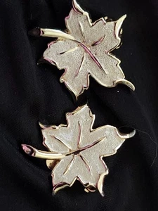 Vintage Signed EMJ (Emmons) Maple Leaf Gold Tone Earrings Clip-on & DAILY SHIPPI - Picture 1 of 6