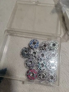 Estuche de 13 bobinas de metal para máquinas de coser Bernina - Imagen 1 de 4