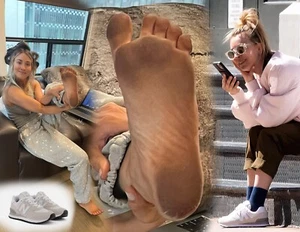 Kaley Cuoco Dirty Foot 100% genaue Größe! Doppelseitig laminiert 2 Drucke Set - Bild 1 von 12