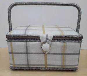 Nuevo con etiquetas Hobby Regalo Premium Derwent Cheque Diseño de Maíz Tela Cubierta Caja de Coser  - Imagen 1 de 4